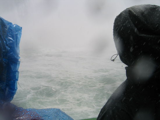 direkt im Zentrum kriegt man nur die geballte Kraft der Natur zu spueren, sehen kann man fast gar nichts mehr!