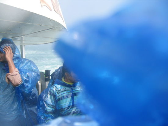 Erst dann, als der Kapitaen das Boot aus dem Zentrum des Wasserfalls wieder herausdreht, kehrt wieder Ruhe an Bord ein