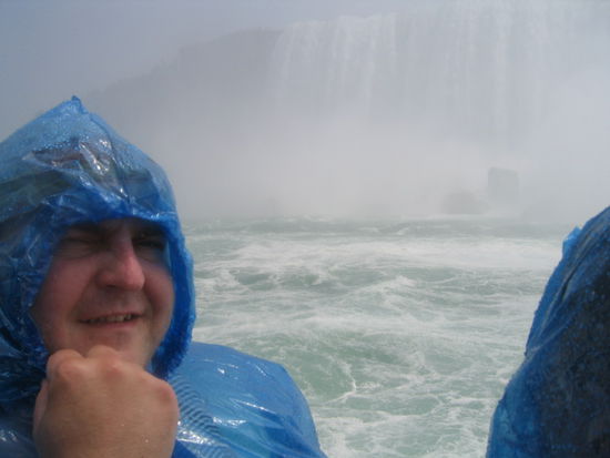 Die geballte Kraft der Natur durften wir hier fuer sehr kurze Zeit miterleben, wie dieser Tourist zu zeigen scheint