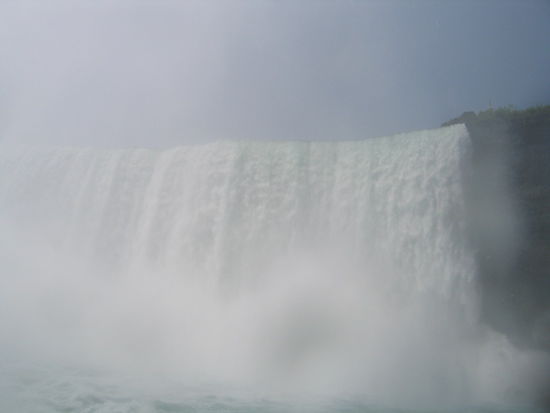 langsam gings wieder zurueck auf dem Niagarafluss zur Anlegestelle
