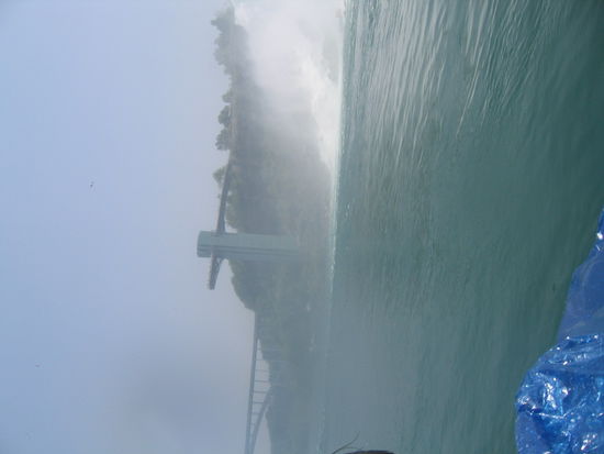 Noch ein Blick Flussabwaerts, rechts die amerikanische Aussichtsplattform und dahinter die Rainbowbridge zwischen USA und Kanada