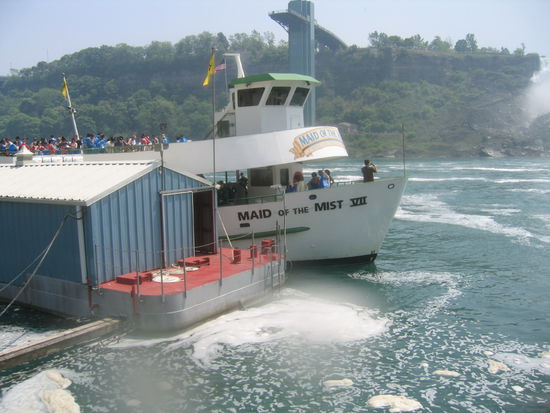 Diese Nussschale brachte uns ganz nahe an die Wasserfaelle heran