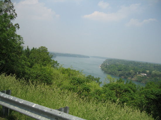 Weiter flussabwaerts, als wenn nichts gewesen waere, fliesst der Niagarariver vom Lake Erie kommend uerber die Niagarafalls nach dem Ontario Lake