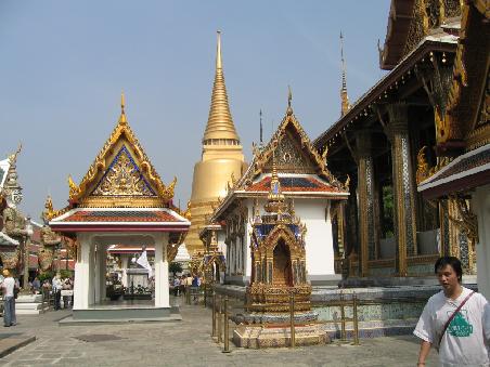 Teilansicht des inneren Tempelbezirkes im Hintergrund mit goldenem Chedi
(= Bauwerk in dem Reliquien untergebracht sind)
