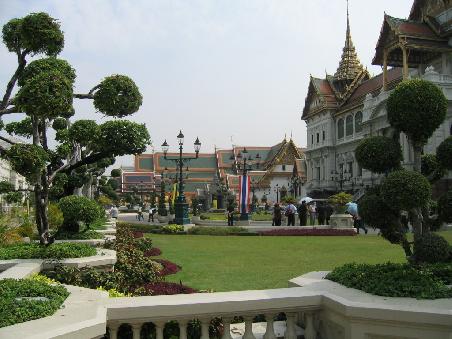 Die Grünanlage des Grande Palaces, im Hintergrund das naheliegende Phra Kheo