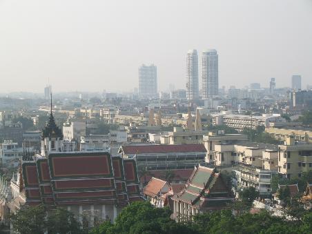 Blick nach dem Westen von Bangkok, im Vordergrund eine Klosteranlage