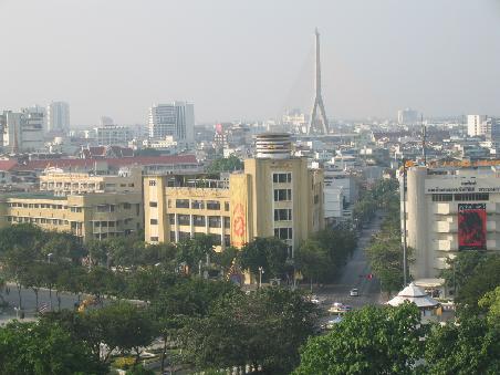 Blick auf den Ratchdamnoen Road und der Rama VIII Brücke.