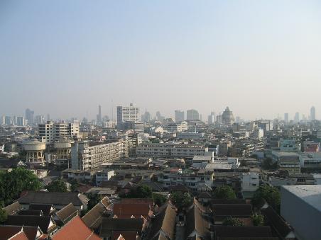 Alle Bauphasen hier in voller Ansicht. Im Vordergrund sanierte Häuser, in der Mitte, leerstehende Fabriken und Bürogebäude. Im Hintergrund die neuen Hotels und Bürokomplexe