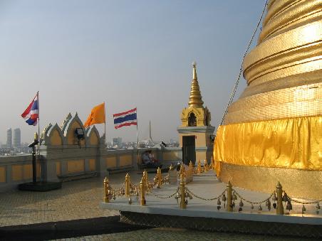 Chedi des Golden Mount mit Hintergrund Bangkok