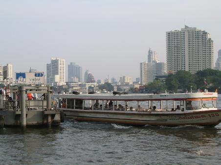 Das Schnellboot legt an und bringt mich zurück