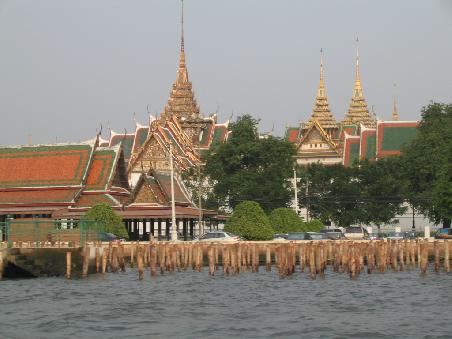 Blick vom Wasser aus auf das Wat Pho
