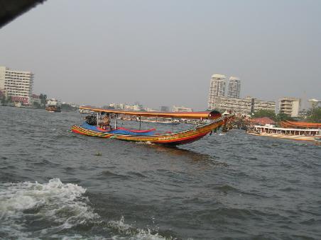 Ein sogenanntes Longtail Boat