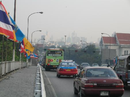 Auf der Phrapinklao Brücke mit Blick auf Bangkok-Banglampoo Stadtbezirk