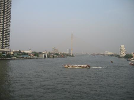 Blick gegen die Rama VIII Brücke