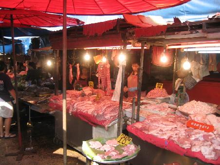 Fleisch gibts hier am Stand, ohne Kühlung, aber frisch von der Schlachtung.