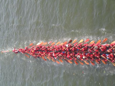 Von oben, von der Brücke aus betrachtet, ist so eine einheitliche Manpower, versehen mit dem rhytmischen Schlagrufen, ein Bild das bewegt.
