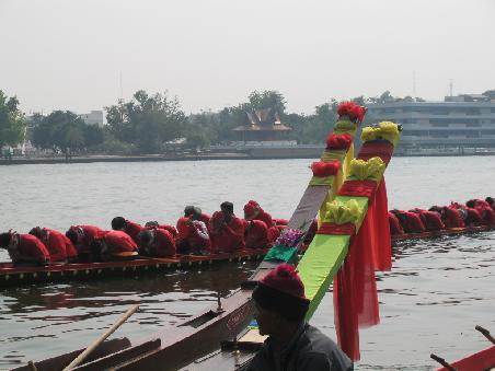 Thailändisch, die Höflichkeit auch im Boot gegenüber dem Puplikum.