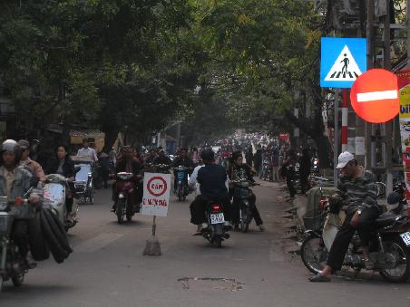 Viele Mopeds, ein Fußgeherübergang, aber keine Sicherheit beim Überqueren, -aufpassen ist angesagt!