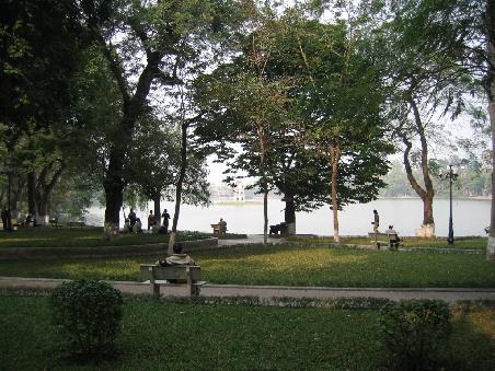 Am Ufer des im Zentrum gelegenen Hoan Kiem-Sees