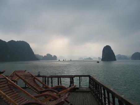 Ein letzter wehmütiger Blick zurück gegen die aufgehende Sonne in die wunderschöne Ha Long Bay.