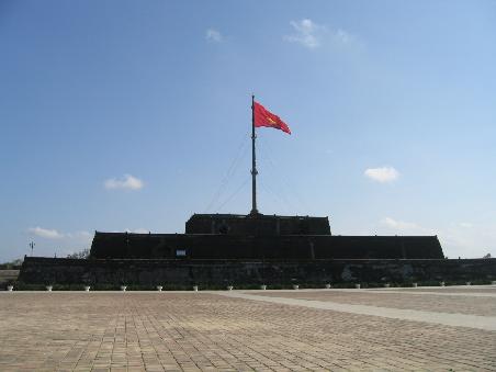 Die Stadtmauer (Zitadelle) von Hue mit dem markanten Fahnenturm, gegenüber die verbotenen Stadt.
