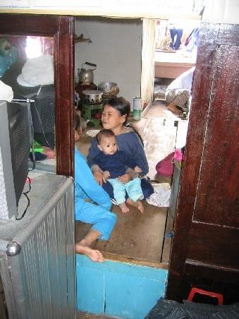 Stolze Präsentation des Jüngsten der Familie, im Hintergrund der Herd des Haus- und Toouristenbootes.