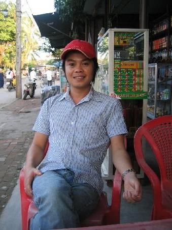 Ich traf in Hoi An das tapfere und geschäftstüchtige Schneiderlein Mr. Pu. Er wollte mir unbedingt einen Anzug schneidern. Er meinte billig vom Preis her und in 3 Stunden sollte er fertig sein.