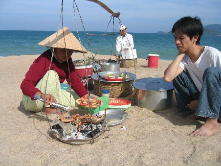 Ein Festessen, am Strand frisch zubereitet. Es gab Krabben, Lobster und Scrimbs. Hung, einer meiner bekannten überwacht alles ganz genau.