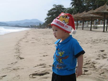 Auch kleine Vietnamesen warten auf das Christkind oder den Weihnachtsmann und seine Geschenke. Hier in Nha Trang am wunderschönen, menschenleeren Stadtstrand mit feinem, gelben Sand bei sommerlichen Temperaturen.