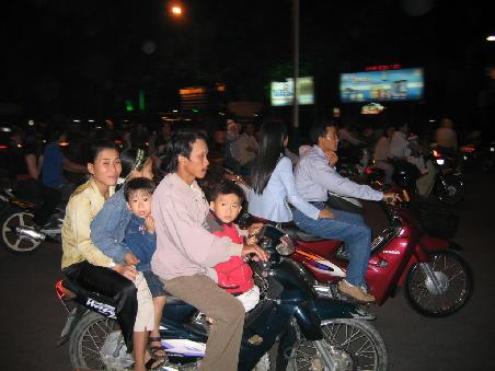 Auf der Strandpromenade, der Thran Phu, ging es Runde um Runde, jeder hatte Platz auf einem Motorrad