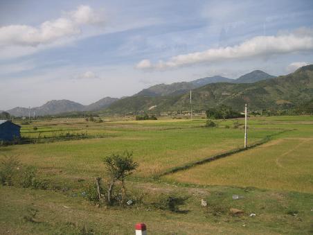 Weites fruchtbares Land an der Straße nach dem Süden Vietnams