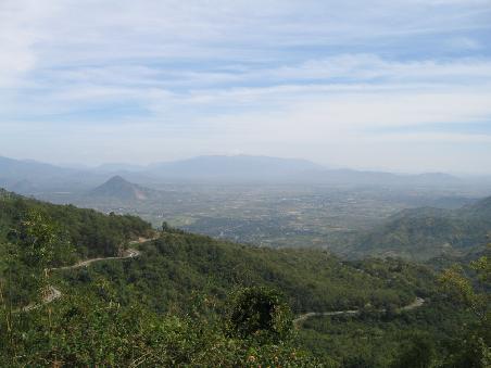 In Serpentinen ging es dann auf die Hochebene von Lang Bian. Auf 1500 m liegt die Stadt Da Lat.