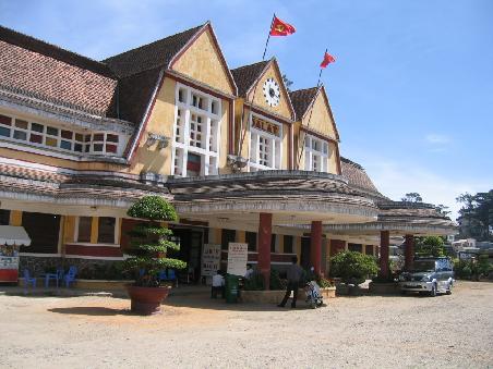Der Bahnhof Ga Da Lat ganz im französischem Stil.