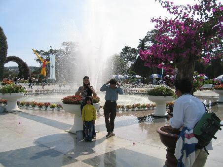 Ein beliebtes Hobby der Vietnamesen ist es, sich vor Blumen und Wasser gegenseitig zu fotogrfieren