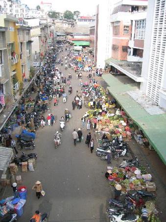 Im Zentrum liegt der Markt Cho Da Lat. Hier das Angebot an der Straße. Aber im tristen Stahlbetonbau gibt es alles zu finden was man braucht.Obst und Gemüse, Erdbeeren, Fenchel, Avocados, Brombeeren und Kirschen, Haushaltswaren, Fleisch, Fisch, und Produkte der Bergvölker werden angeboten
