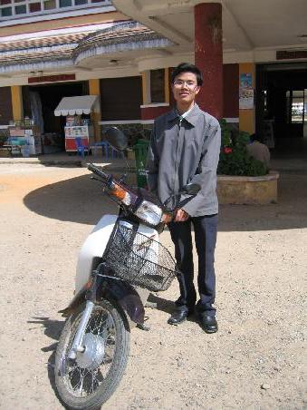 Mein Guide ist Chien. Er ist Student an der Uni in Da Lat und studiert Physik. Die bekannten Wasserfälle der Umgebung konnte er mir leider nicht zeigen. Der vorherrschende Wassermangel verhindert diesen reizvollen Anblick