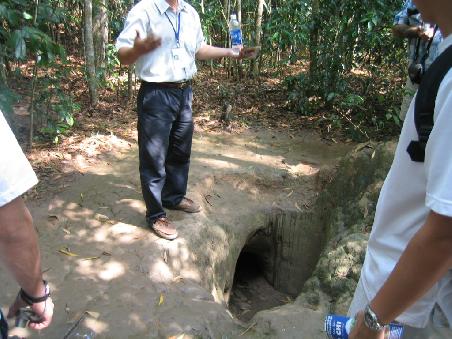 Einer von vielen Eingängen zum Tunnel, im Originalzustand natürlich sehr getarnt. Er musste sicher sein gegen das Eindringen von GI's, Suchhunden und Überflutungen.