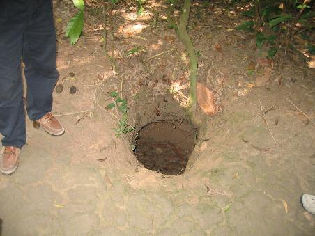 Noc ein Eingang zum Tunnel, geeignet für die Körpergröße der Vietnamesen, für einen europäischen viel zu klein.
