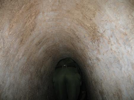 Hier im Tunnel. Um für europäische Körper geeignet zu sein, musste der Tunnel erweitert werden. Trotzdem krochen wir noch auf allen Vieren da hindurch. Es waren nur 30 m die aber reichten. Man kann sich schwer vorstellen, dass in diesen Anlagen hier manchmal wochenlang gelebt wurde, ohne einen Lichtstrahl zu erblicken