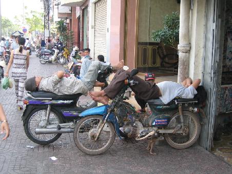 Motorradtaxilenker brauchen auch einmal eine Rast. Hier eine von vielen Gebrauchsmöglichkeiten eines Motorrades.