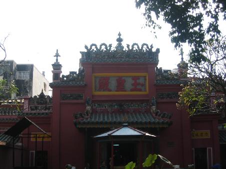 An der spektakulären Pagode des Jadekaisers mit einer Fülle von seltsamen und wunderbaren Gottheiten aus dem daoistischen und dem Buddhistischwen Pantheon.