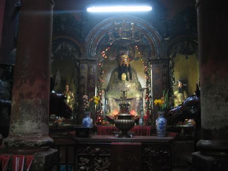 Statue mit dem beindruckenden Schnurrbart des Jadekaisers