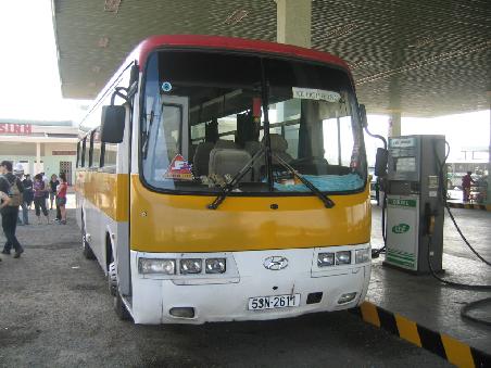 Zuerst ging es mit dem Bus in die Reiskammer Vietnams. Die Vietnamesen nennen dieses Gebiet auch Cuu Long "neun Drachen", in Anspielung der Neun Mündungsflüsse des Mekong. Er ist der Lebensnerv der Region.