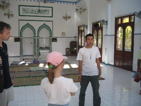 Hier in einer Muslimen Gemeinde erklärte uns Jimmy, in Vietnam gibt es nur die Einehe. Doch die Muselmanen haben bis zu drei Frauen?!