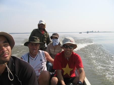 Internationale Besatzung auf unserem Boot am Mekong Richtung Phnom Penh
Vlnr: Japaner, Gerhard, Kabodschanischer Steuermann mit Freundin, Israeli, Friedrich aus Deutschland fotografiert und Jürgen aus Vorarlberg ist verdeckt.