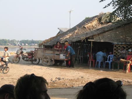 Dann angekommen warteten wir zur endgültigen Fahrt nach Phnom Penh auf den Bus eine Stunde. Wir waren ja mit einem Schnellbot unterwegs, doch der Bus war für ein normalschnelles Boot bestellt. So kamen wir endgültig mit einer dreistündigen Verspätung in Phnon Penh an.
