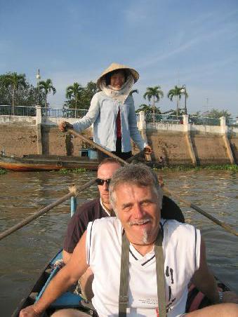In kleinen Booten zu drei Mann ging es durch den Hafen von Chau Doc. Wir wurden gerudert vom Miss "Number One")