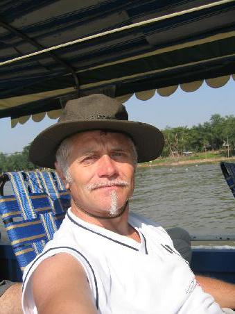 Mit dem Motorboot ging es dann zu acht, eine Stunde lang, Stromaufwärts zum EXIT nach Kambodscha.