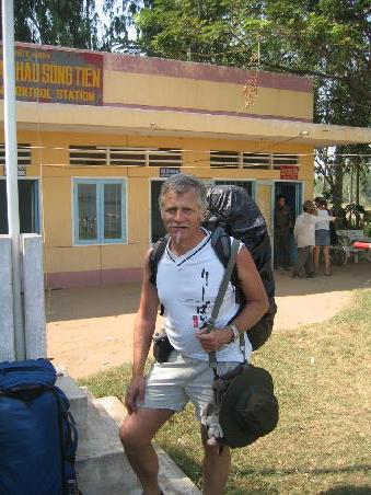 Kurz vor der Ausreise aus Vietnam. Die Einreise in Kambodscha verlief wie die Ausreise aus Vietnam problemlos. Es dauerte der Grenzübergang ca. eine Stunde