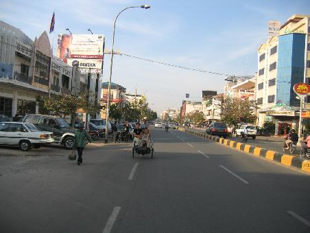 Aber auch prächtig ausgebaute Boulevards, hier der Monivong Boulevard